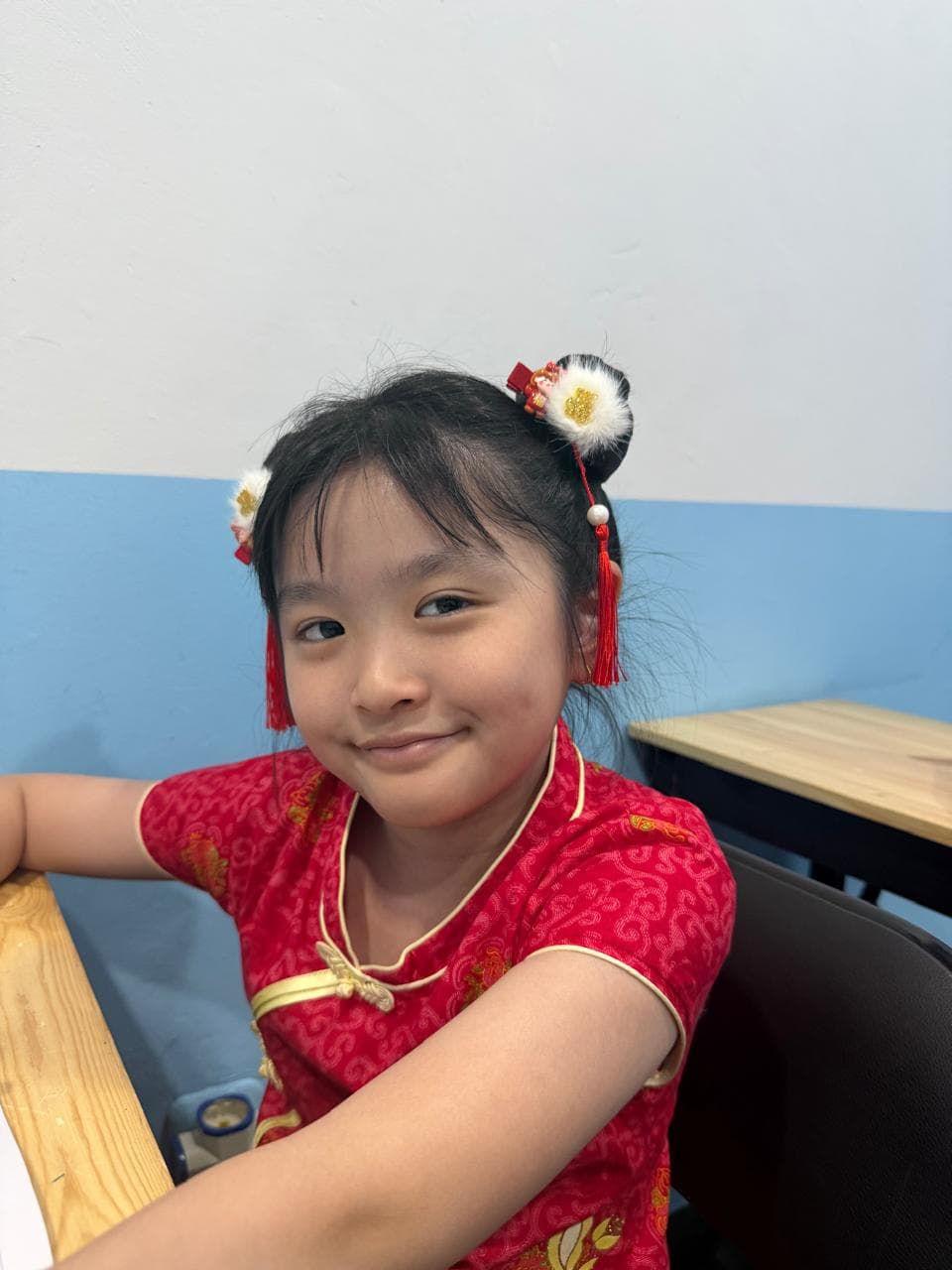 Pengajar Pivoine bersama siswa