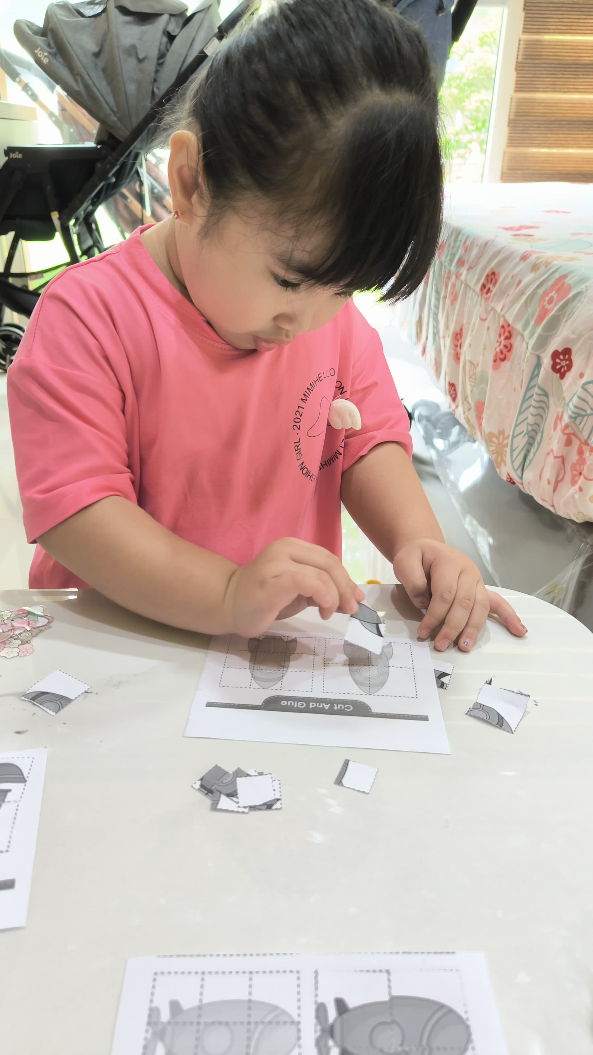 Tutor Pivoine mendampingi siswa