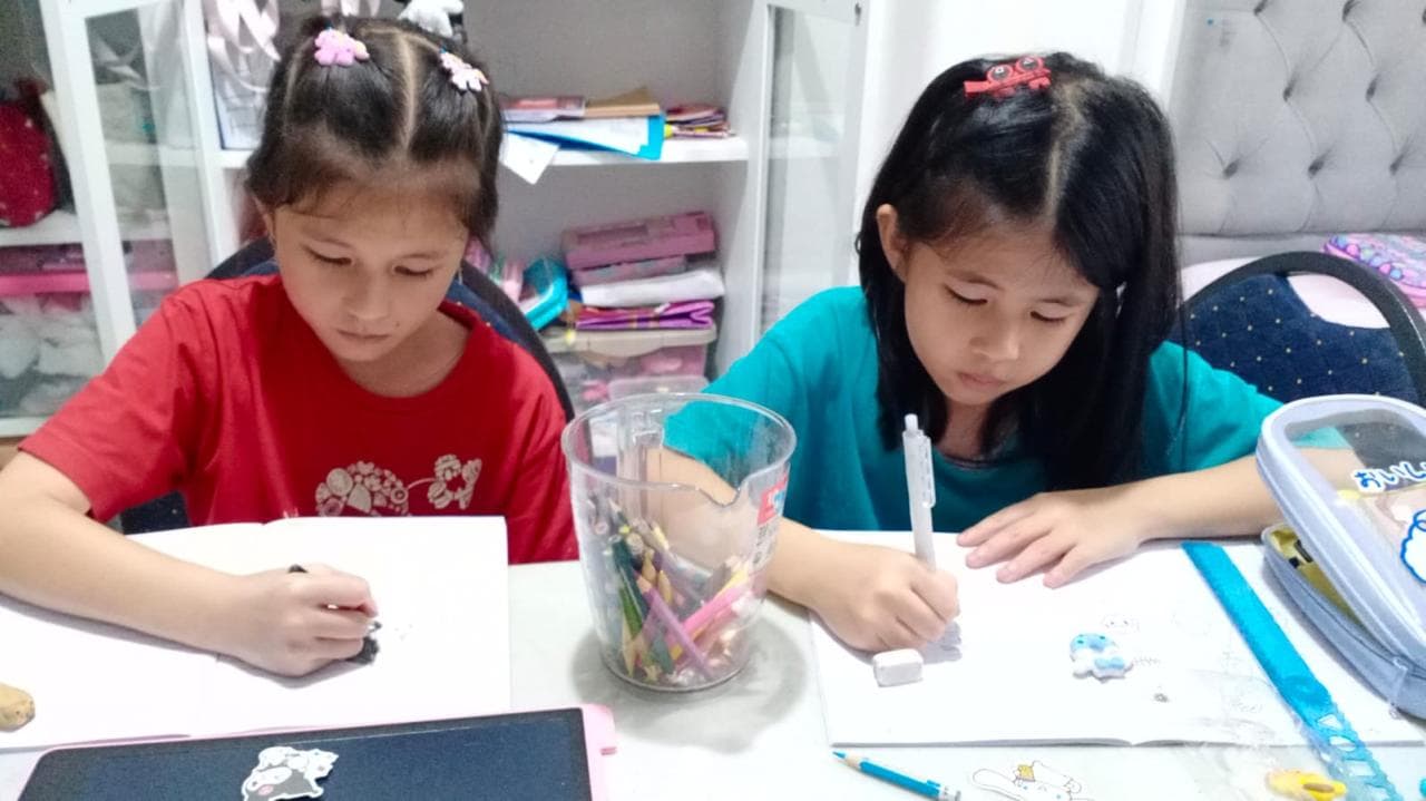 Siswa belajar bersama tutor Pivoine
