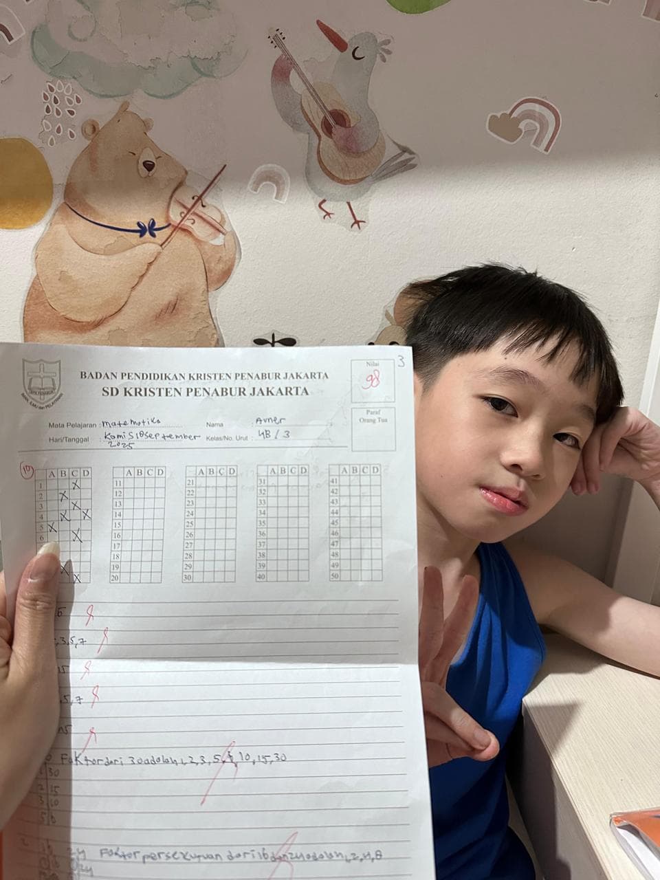 Tutor Pivoine mendampingi siswa