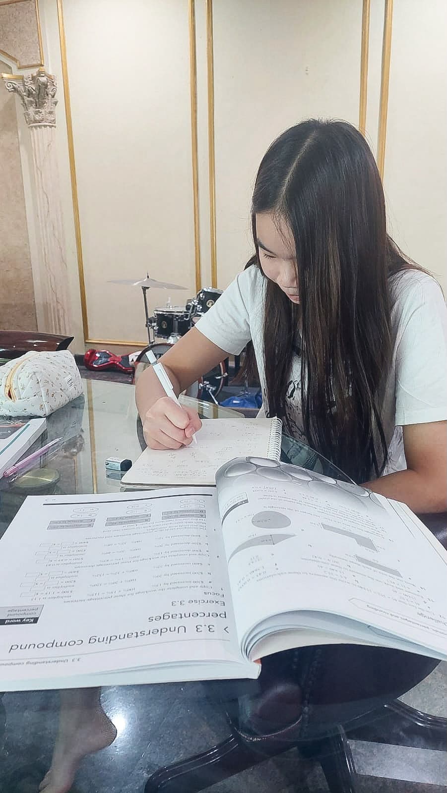 Tutor Pivoine mendampingi siswa